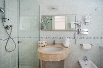 Отель Вебер Амбассадор